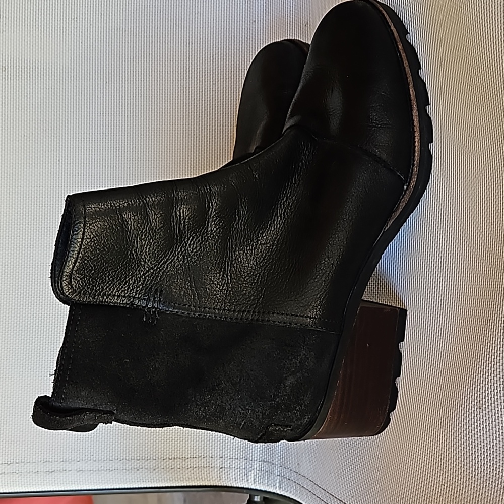 Black leather sorel boots
